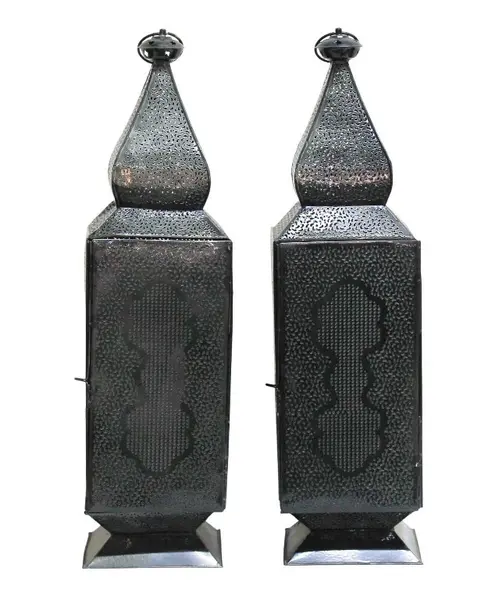 Foto de um(a) Par de lanternas indianas, da categoria de Iluminação externa. Belo par de lanternas indianas em metal com decoração vazada e revestida em vidro nas quatro partes retangulares. Apresenta... Vendido no marketplace Trésors.