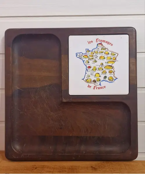 Foto de um(a) Bela tábua de queijos antiga, da categoria de Travessas e tigelas. Rara tábua de queijos vintage de formato quadrado, fabricada em madeira escura com um acabamento rústico. A peça possui um... Mostrado de uma perspectiva diferente. Vendido no marketplace Trésors.