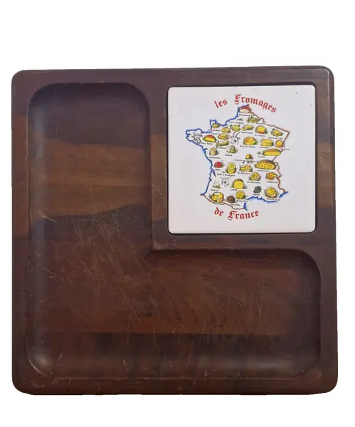 Foto de um(a) Bela tábua de queijos antiga, da categoria de Travessas e tigelas. Rara tábua de queijos vintage de formato quadrado, fabricada em madeira escura com um acabamento rústico. A peça possui um... Vendido no marketplace Trésors.