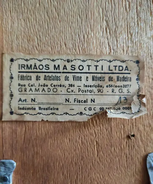 Foto de um(a) Descansa Panelas Azulejo anos 80, da categoria de Apoio de panela. Descansa panelas com azulejo azul claro e branco, moldura e pézinhos em madeira clara, década de 1980. Mede: 20 x 20 x 3,5... Mostrado de uma perspectiva diferente. Vendido no marketplace Trésors.