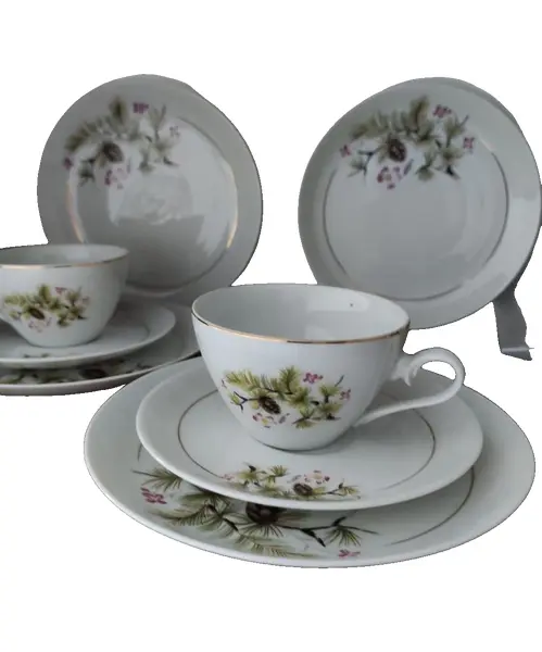Foto de um(a) Conjunto de café porcelana Steatita Anos 60, da categoria de Conjuntos de café e chá. Jogo de café steatita em porcelana branca com flores de castanheira e filete de ouro, 26 peças compõem esse clássico da... Vendido no marketplace Trésors.