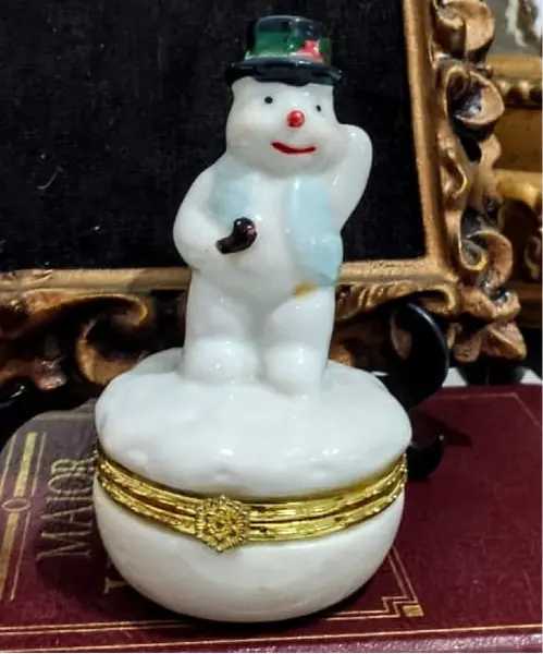 Foto de um(a) Porta Jóias Snow Anos 90, da categoria de Porta-Jóias. Porta jóias boneco de neve em porcelana com fecho em latão, década de 1990 A: 10 cm A do porta joias: 3,5 cm Diâmetro 5,5... Mostrado de uma perspectiva diferente. Vendido no marketplace Trésors.