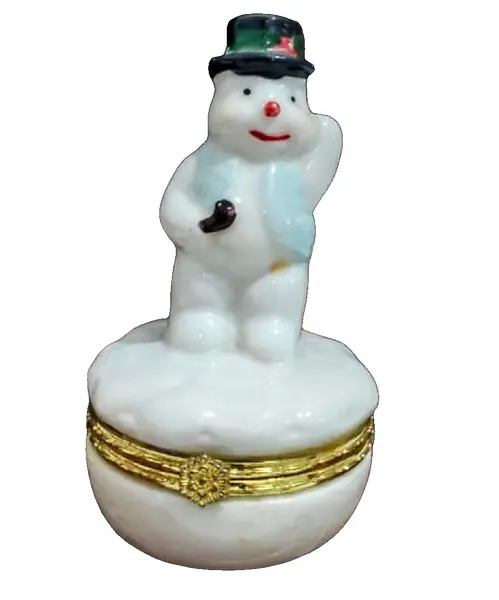 Foto de um(a) Porta Jóias Snow Anos 90, da categoria de Porta-Jóias. Porta jóias boneco de neve em porcelana com fecho em latão, década de 1990 A: 10 cm A do porta joias: 3,5 cm Diâmetro 5,5... Vendido no marketplace Trésors.
