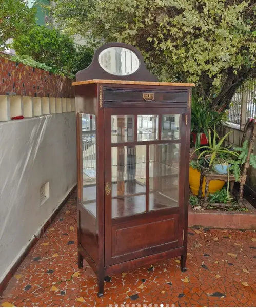 Foto de um(a) ​Belisima e antiga cristaleira vitrine em madeira nobre, da categoria de Cristaleiras. Belisima e antiga cristaleira vitrine em madeira nobre, comumente associada ao estilo Art Nouveau ou mobiliário clássico... Mostrado de uma perspectiva diferente. Vendido no marketplace Trésors.