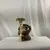 Foto de um(a) Castiçal em Cerâmica em Forma de Macaco, da categoria de Castiçais. Castiçal fabricado em cerâmica, representando um macaco junto a um pilar com folhas. Mostrado de uma perspectiva diferente. Vendido no marketplace Trésors.