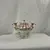 Foto de um(a) Vaso em Porcelana Branco com Pinturas de Rosas, da categoria de Vasos. Vaso em porcelana de coloração branca, com detalhes em rosa e dourado. Pintura representando flores. Mostrado de uma perspectiva diferente. Vendido no marketplace Trésors.