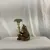 Foto de um(a) Castiçal em Cerâmica em Forma de Macaco, da categoria de Castiçais. Castiçal fabricado em cerâmica, representando um macaco junto a um pilar com folhas. Mostrado de uma perspectiva diferente. Vendido no marketplace Trésors.