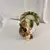 Foto de um(a) Castiçal em Cerâmica em Forma de Macaco, da categoria de Castiçais. Castiçal fabricado em cerâmica, representando um macaco junto a um pilar com folhas. Mostrado de uma perspectiva diferente. Vendido no marketplace Trésors.