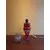 Foto de um(a) Abajur de mesa em vidro vermelho, da categoria de Abajures. Luminária americana antiga, em vidro vermelho com desenhos à mão. Formato no estilo lamparina, com 03 partes: base, bocal e... Mostrado de uma perspectiva diferente. Vendido no marketplace Trésors.