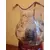 Foto de um(a) Abajur de mesa em vidro vermelho, da categoria de Abajures. Luminária americana antiga, em vidro vermelho com desenhos à mão. Formato no estilo lamparina, com 03 partes: base, bocal e... Mostrado de uma perspectiva diferente. Vendido no marketplace Trésors.