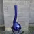 Foto de um(a) Vaso Modernista - Azul Cobalto, da categoria de Vasos. vaso modernista anos 60 , linhas orgânicas todo trabalhado , vidro prensado antigo coloração cobalto. Mostrado de uma perspectiva diferente. Vendido no marketplace Trésors.