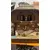 Foto de um(a) Relógio Cuco Antigo, da categoria de Relógios de parede. Este relógio cuco tradicional. O entalhe é feito de forma manual em madeira. O mecanismo em bronze com corda e... Mostrado de uma perspectiva diferente. Vendido no marketplace Trésors.