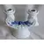 Foto de um(a) Candelabro de porcelana para duas velas, da categoria de Castiçais. Candelabro de porcelana para duas velas, com detalhes de flores em tom de azul, folhas verdes e fio dourado. Mede A: 12cm L:... Mostrado de uma perspectiva diferente. Vendido no marketplace Trésors.