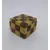 Foto de um(a) Caixinha decorativa formato cubo quadriculado, da categoria de Cestos e Caixas. Caixinha decorativa em formato de cubo, madeira com malha quadriculada em dois tons. Mede 5x6x6cm. Mostrado de uma perspectiva diferente. Vendido no marketplace Trésors.