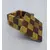 Foto de um(a) Caixinha decorativa formato cubo quadriculado, da categoria de Cestos e Caixas. Caixinha decorativa em formato de cubo, madeira com malha quadriculada em dois tons. Mede 5x6x6cm. Mostrado de uma perspectiva diferente. Vendido no marketplace Trésors.