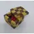 Foto de um(a) Caixinha decorativa formato cubo quadriculado, da categoria de Cestos e Caixas. Caixinha decorativa em formato de cubo, madeira com malha quadriculada em dois tons. Mede 5x6x6cm. Mostrado de uma perspectiva diferente. Vendido no marketplace Trésors.