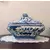 Foto de um(a) Centro de mesa em porcelana assinada Luiz Salvador, da categoria de Centro de mesa. Elegante e raro centro de mesa com tampa e pega em porcelana pintada a mão Luiz Salvador 20A x 28C x 22L assinada e em... Mostrado de uma perspectiva diferente. Vendido no marketplace Trésors.