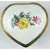 Foto de um(a) Porta-jóias no formato de coração, da categoria de Porta-Jóias. Porta-jóias no formato de coração em porcelana branca da manufatura Paris Royal com motivo floral em policromia e filete na... Mostrado de uma perspectiva diferente. Vendido no marketplace Trésors.