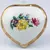 Foto de um(a) Porta-jóias no formato de coração, da categoria de Porta-Jóias. Porta-jóias no formato de coração em porcelana branca da manufatura Paris Royal com motivo floral em policromia e filete na... Mostrado de uma perspectiva diferente. Vendido no marketplace Trésors.