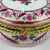 Foto de um(a) Porta-jóia, da categoria de Porta-Jóias. Pequeno porta-jóias em porcelana branca com motivo floral em policromia e metal dourado. Mede 5cm de diâmetro, mínimos... Mostrado de uma perspectiva diferente. Vendido no marketplace Trésors.