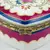 Foto de um(a) Porta-jóias em formato de coração, da categoria de Porta-Jóias. Porta-jóias em porcelana branca no formato de coração com flores em policromia e metal dourado. Mede 7cm de diâmetro,... Mostrado de uma perspectiva diferente. Vendido no marketplace Trésors.