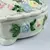 Foto de um(a) Porta-jóias floral, da categoria de Porta-Jóias. Delicado porta-jóia em porcelana branca (manufatura não identificada) com motivos florais em policromia pintados a mão. Mede... Mostrado de uma perspectiva diferente. Vendido no marketplace Trésors.