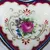Foto de um(a) Porta-jóias em formato de coração, da categoria de Porta-Jóias. Porta-jóias em porcelana branca no formato de coração com flores em policromia e metal dourado. Mede 7cm de diâmetro,... Mostrado de uma perspectiva diferente. Vendido no marketplace Trésors.