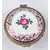 Foto de um(a) Porta-jóia, da categoria de Porta-Jóias. Pequeno porta-jóias em porcelana branca com motivo floral em policromia e metal dourado. Mede 5cm de diâmetro, mínimos... Mostrado de uma perspectiva diferente. Vendido no marketplace Trésors.