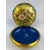Foto de um(a) Porta-jóia em metal dourado, da categoria de Porta-Jóias. Porta-jóia em metal dourado com figura de borboletas e flor em policromia, interior na cor azul. Mede 4cm altura x 7cm... Mostrado de uma perspectiva diferente. Vendido no marketplace Trésors.