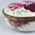 Foto de um(a) Porta-jóias floral, da categoria de Porta-Jóias. Delicado porta-jóia em porcelana branca (manufatura não identificada) com motivo floral em policromia e bordas na cor... Mostrado de uma perspectiva diferente. Vendido no marketplace Trésors.