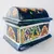 Foto de um(a) Porta - jóias floral, da categoria de Porta-Jóias. PORTA JÓIA EM CERÂMICA COM MOTIVOS FLORAIS, COR PREDOMINANTE AZUL. MEDE 9CM ALTURA X 12,5CM COMPRIMENTO X 7CM LARGURA.... Mostrado de uma perspectiva diferente. Vendido no marketplace Trésors.