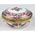 Foto de um(a) Porta-jóia, da categoria de Porta-Jóias. Pequeno porta-jóias em porcelana branca com motivo floral em policromia e metal dourado. Mede 5cm de diâmetro, mínimos... Mostrado de uma perspectiva diferente. Vendido no marketplace Trésors.