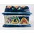 Foto de um(a) Porta - jóias floral, da categoria de Porta-Jóias. PORTA JÓIA EM CERÂMICA COM MOTIVOS FLORAIS, COR PREDOMINANTE AZUL. MEDE 9CM ALTURA X 12,5CM COMPRIMENTO X 7CM LARGURA.... Mostrado de uma perspectiva diferente. Vendido no marketplace Trésors.