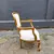 Foto de um(a) Poltrona dourada com estofado off white no estilo Luis XV, da categoria de Poltronas. Poltrona dourada Dimensões: Altura: 90Largura: 53Profundidade: 60. Mostrado de uma perspectiva diferente. Vendido no marketplace Trésors.