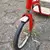 Foto de um(a) Antigo triciclo infantil com corações dois irmãos, da categoria de Triciclos e pedalinhos. Antigo triciclo infantil com corações dois irmãos Dimensões: Altura: 70Largura: 100Profundidade: 45. Mostrado de uma perspectiva diferente. Vendido no marketplace Trésors.