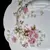 Foto de um(a) Antiguidade prato raso em porcelana Limoges, da categoria de Pratos Decorativos. Prato raso em fina porcelana francesa Limoges com rica decoração floral. França século XIX.24,5 cm de diâmetro. Mostrado de uma perspectiva diferente. Vendido no marketplace Trésors.