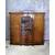 Foto de um(a) Estante vitrine dinamarquesa Bidermeier, da categoria de Estantes e Racks. Antigo móvel vitrine Dinamarquês do estilo Bidermeier. Este móvel é um verdadeiro tesouro para os amantes de peças vintage e... Mostrado de uma perspectiva diferente. Vendido no marketplace Trésors.