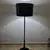 Foto de um(a) Luminária de chão Anos 60 Vintage, da categoria de Luminárias de chão. Descubra a charme da decoração com esta linda luminária de chão vintage dos anos 60. Com sua beleza plástica em estilo... Mostrado de uma perspectiva diferente. Vendido no marketplace Trésors.