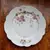 Foto de um(a) Antiguidade prato raso em porcelana Limoges, da categoria de Pratos Decorativos. Prato raso em fina porcelana francesa Limoges com rica decoração floral. França século XIX.24,5 cm de diâmetro. Mostrado de uma perspectiva diferente. Vendido no marketplace Trésors.