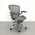 Foto de um(a) Herman Miller - Aeron B - Cinza, da categoria de Cadeiras de escritório. Consideradas as melhores cadeiras de escritório do mundo. A cadeira Aeron B da Herman Miller é uma obra-prima do design... Mostrado de uma perspectiva diferente. Vendido no marketplace Trésors.