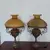 Foto de um(a) Abajur em bronze, da categoria de Abajures. Belissimo grandioso e antigo abajur em bronze com belos detalhes e lindas cúpulas na cor âmbar fosca e âmbar... Mostrado de uma perspectiva diferente. Vendido no marketplace Trésors.