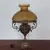 Foto de um(a) Abajur em bronze, da categoria de Abajures. Belissimo grandioso e antigo abajur em bronze com belos detalhes e lindas cúpulas na cor âmbar fosca e âmbar... Mostrado de uma perspectiva diferente. Vendido no marketplace Trésors.