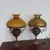 Foto de um(a) Abajur em bronze, da categoria de Abajures. Belissimo grandioso e antigo abajur em bronze com belos detalhes e lindas cúpulas na cor âmbar fosca e âmbar... Mostrado de uma perspectiva diferente. Vendido no marketplace Trésors.