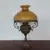 Foto de um(a) Abajur em bronze, da categoria de Abajures. Belissimo grandioso e antigo abajur em bronze com belos detalhes e lindas cúpulas na cor âmbar fosca e âmbar... Mostrado de uma perspectiva diferente. Vendido no marketplace Trésors.