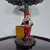 Foto de um(a) Abajur estilo Tiffany com escultura de palhaço, da categoria de Abajures. Bellisimo abajur estilo Tiffany com escultura de palhaço lendo livro. Medidas: altura 48 cm x diâmetro cúpula 28 cm x base... Mostrado de uma perspectiva diferente. Vendido no marketplace Trésors.