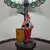Foto de um(a) Abajur estilo Tiffany com escultura de palhaço, da categoria de Abajures. Bellisimo abajur estilo Tiffany com escultura de palhaço lendo livro. Medidas: altura 48 cm x diâmetro cúpula 28 cm x base... Mostrado de uma perspectiva diferente. Vendido no marketplace Trésors.