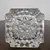 Foto de um(a) Cinzeiro em cristal, da categoria de Cinzeiros. Antigo cinzeiro em cristal translúcido ricamente lapidado. Valor individual! Medidas: 14 cm x 14 cm. Mostrado de uma perspectiva diferente. Vendido no marketplace Trésors.