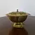 Foto de um(a) Antigo centro de mesa/bomboniere em metal, da categoria de Centro de mesa. Antigo centro de mesa / bomboniere em metal vazado dourado. Medidas : diâmetro 23 cm x altura 14 cm. Mostrado de uma perspectiva diferente. Vendido no marketplace Trésors.