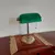 Foto de um(a) Luminária de mesa modelo Banker, da categoria de Abajures. Antiga luminária de mesa modelo BANKER para ambientes de leitura, escritório ou decoração com cúpula em vidro verde.... Mostrado de uma perspectiva diferente. Vendido no marketplace Trésors.