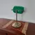 Foto de um(a) Luminária de mesa modelo Banker, da categoria de Abajures. Antiga luminária de mesa modelo BANKER para ambientes de leitura, escritório ou decoração com cúpula em vidro verde.... Mostrado de uma perspectiva diferente. Vendido no marketplace Trésors.